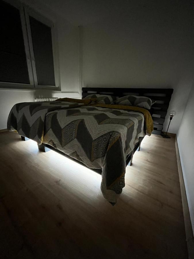 Spani Na Paletach Kousek Od Centra Hradce Kralove Apartment *